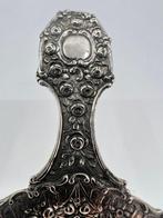 Filtre à thé - Orné de motifs floraux en haut-relief riches