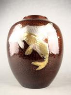 Vaas - Brons, Vaas beschilderd met gouden en zilveren koi