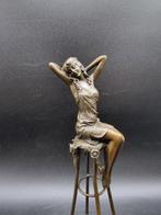 Beeld, Bronze Lady in Dress on Barstool 27cm - 27 cm - Brons, Antiquités & Art