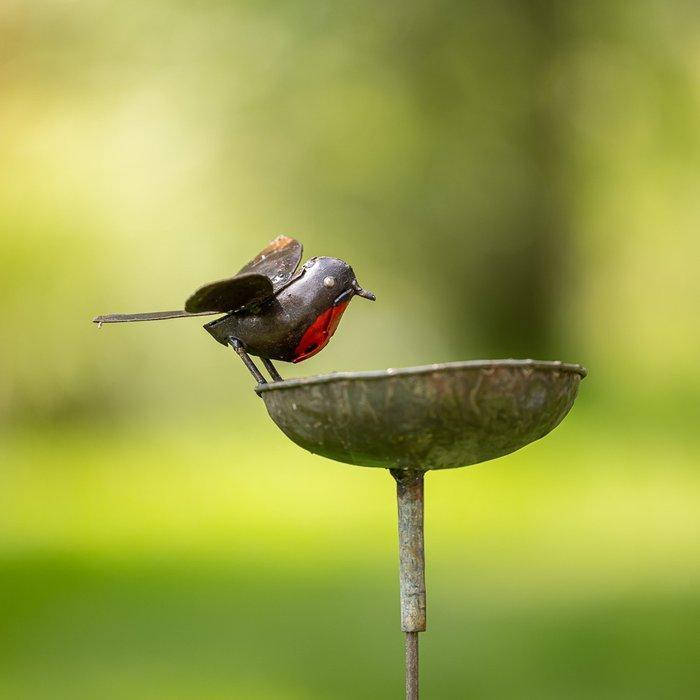 Figure - Roodborst drinkbak op metalen staaf - Métal, Antiek en Kunst, Kunst | Designobjecten