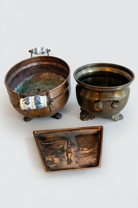 Jardinière - Cuivre, Faïence de Delft - pieds de lion, Antiek en Kunst, Curiosa en Brocante