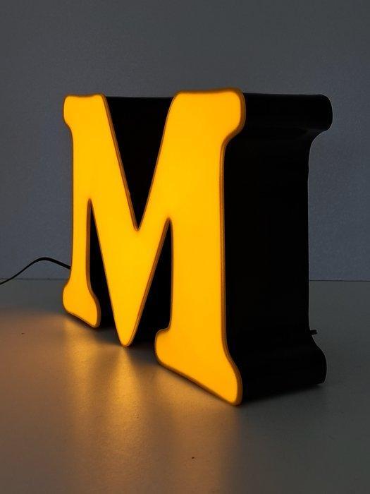 Lamp - Metaal - Letter M, Antiek en Kunst, Antiek | Wandborden en Tegels