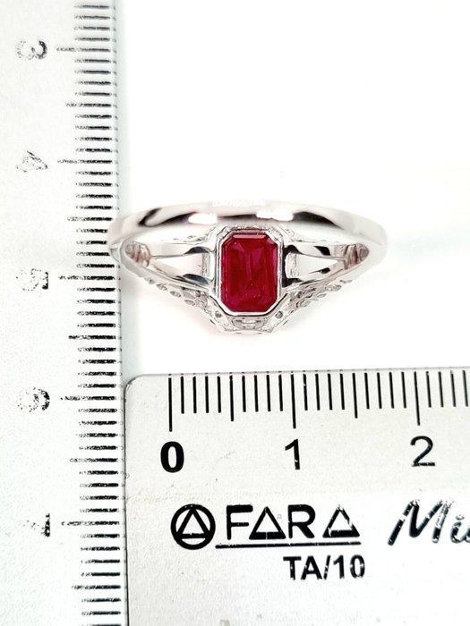 Ring - 18 karaat Witgoud Robijn - Diamant, Handtassen en Accessoires, Ringen