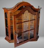 1950s vitrinekast met glazen plankjes en verlichting -