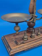 Historische Balkenwaage mit Gewichten – Holz und Metall -