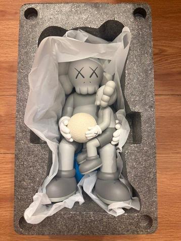 Kaws (1974) - KAWS : HOLIDAY Thailand (Grey)