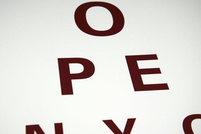 Alex Bucklee (XX-XXI) - Eye Test - Bordeaux Edition, Antiek en Kunst, Kunst | Designobjecten