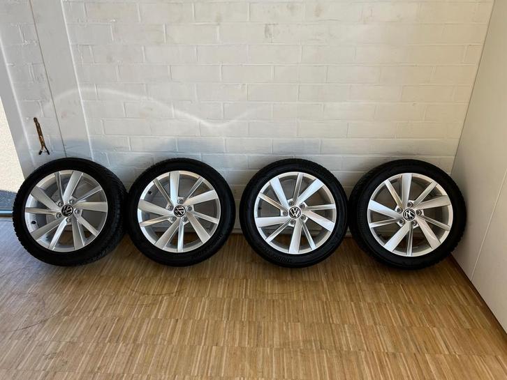 Volkswagen Golf 17 inch velgen met Bridgestone winterbanden, Auto-onderdelen, Banden en Velgen, 17 inch, Winterbanden, 205 mm