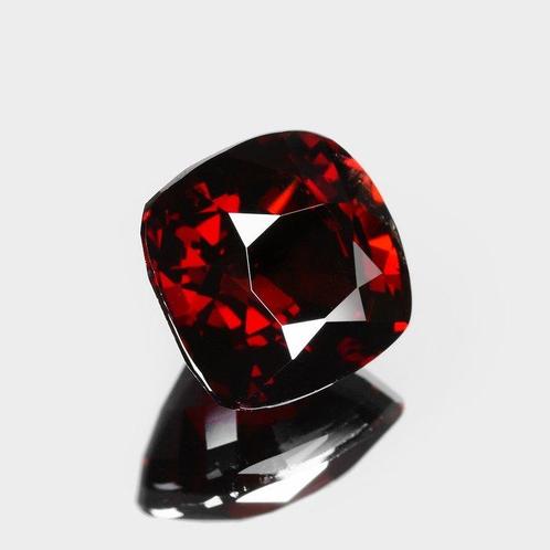 Zonder Minimumprijs - 1 pcs Bruin, Rood Spinel - 2.63 ct -, Handtassen en Accessoires, Edelstenen