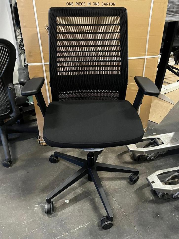 Steelcase Think V2 Bureaustoel, Huis en Inrichting, Bureaustoelen, Bureaustoel, Zwart, Zo goed als nieuw, Ergonomisch, Verzenden