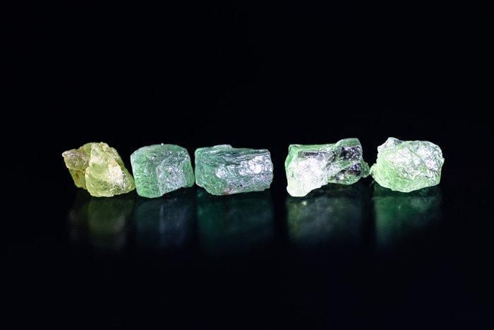 RARISSIME lot van 5 kristallen van KORNERUPINE 2,8 carats -, Verzamelen, Mineralen en Fossielen