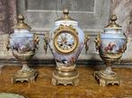 Pendule - Klok en garnituur set - Porselein, Verguld brons -, Antiquités & Art, Antiquités | Horloges