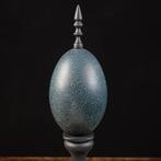 Wunderkammer-traditie - Emu-ei op gedraaide houten, Antiek en Kunst