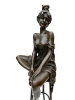 Beeld, Vrouw op kruk - 28.5 cm - Brons, Antiek en Kunst
