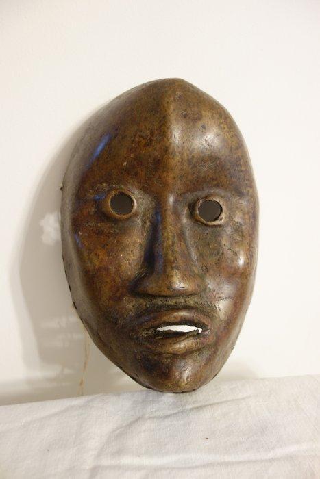 Smidensmasker met ronde ogen, bronzen beeldhouwwerk uit, Antiek en Kunst, Kunst | Niet-Westerse kunst