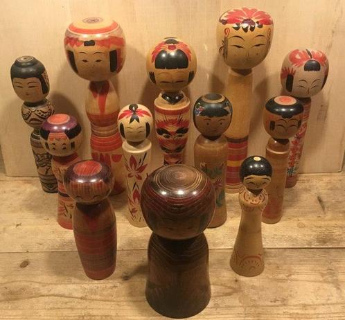 Twaalf decoratieve vintage kokeshi-poppen van verschillend, Antiek en Kunst, Curiosa en Brocante