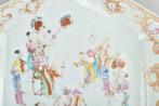 Bord - A LARGE CHINESE FAMILLE ROSE DISH DECORATED WITH, Antiek en Kunst