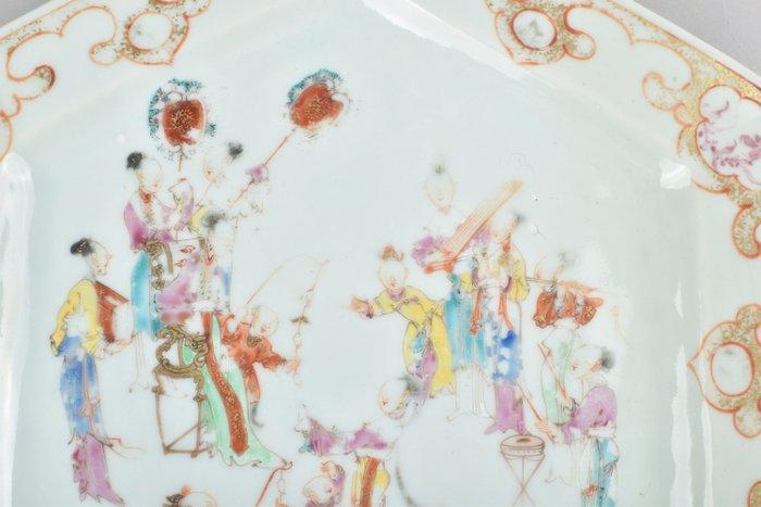 Bord - A LARGE CHINESE FAMILLE ROSE DISH DECORATED WITH, Antiek en Kunst, Antiek | Overige Antiek