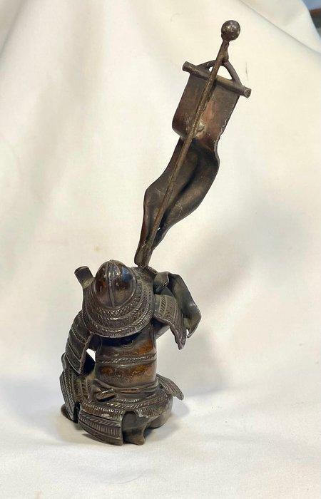 Figurine - Mixed metal figurine Samurai with military flag, Antiek en Kunst, Antiek | Overige Antiek