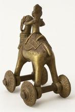 Figure - Cavallo tribale in bronzo con cavaliere su ruote –