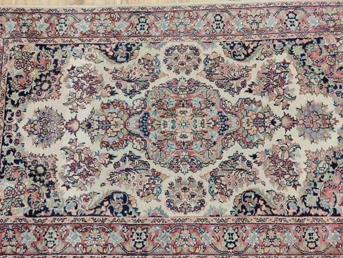 Ghoum - Tapis - 1.55 m - 0.9 m - Conception florale pure !, Huis en Inrichting, Stoffering | Tapijten en Vloerkleden
