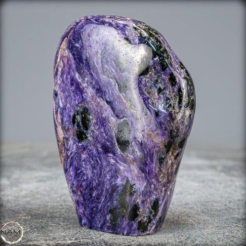 Extreem zeldzame natuurlijke Charoiet Vrije vorm- 238.59 g, Verzamelen, Mineralen en Fossielen