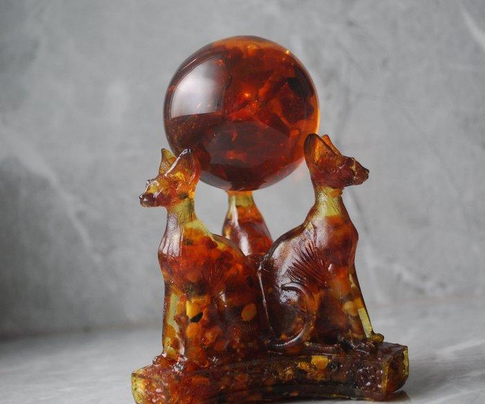 3 Baltische amber Sphynx katten die een amberbal met, Antiek en Kunst, Curiosa en Brocante