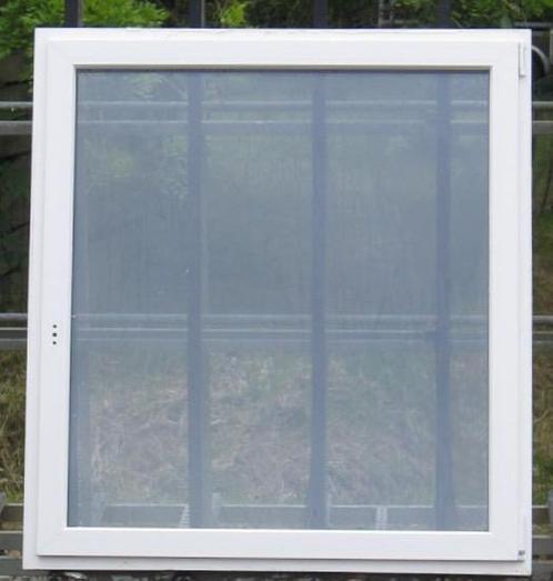 pvc raam , chassis , venster 130 x 142 wit / kwartsgrijs, Doe-het-zelf en Bouw, Raamkozijnen en Schuifdeuren, Inclusief glas, Zo goed als nieuw