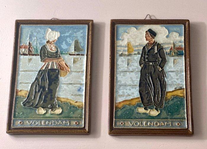Tegel (2) - Volendam klederdracht - De Porceleyne Fles,, Antiek en Kunst, Antiek | Glaswerk en Kristal