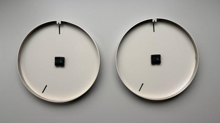 Wall clock (2) - Lensvelt - Modern Metaal, Plastic - 2020+ -, Antiek en Kunst, Antiek | Meubels | Stoelen en Sofa's