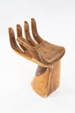 Stoel - Teak - Teakhouten stoel in de vorm van een hand.