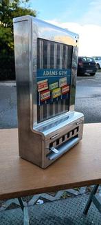 Flipper - Un distributeur automatique de chewing-gum chromé,
