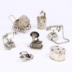 Telefoons, stoof, kinderwagen, grammofoon - Personnage