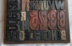 Antieke letterlade vol met drukletters (meer dan compleet)