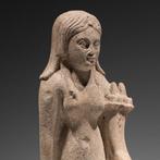 Oud-Egyptisch Geharde kalksteen Sculptuur van een koningin.