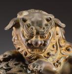 Twee tempelleeuwen die spelen met een versierde bal. -, Antiek en Kunst