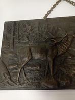 Relief, Cervo nella foresta - 23 cm - Bronze, Antiek en Kunst, Antiek | Keramiek en Aardewerk