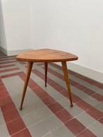 Bijzettafel - Hout - Houten bijzettafel met bolpootjes en, Antiek en Kunst