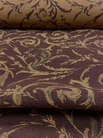 Prestigieus damastweefsel met gouden decoraties op een warme, Antiek en Kunst