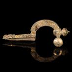 Romain antique Broche en bronze à la baliste - Légionnaire, Antiek en Kunst