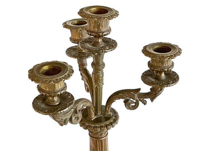 Hoge Bronzen tafelkandelaar met rocaille versieringen en, Antiquités & Art, Curiosités & Brocante