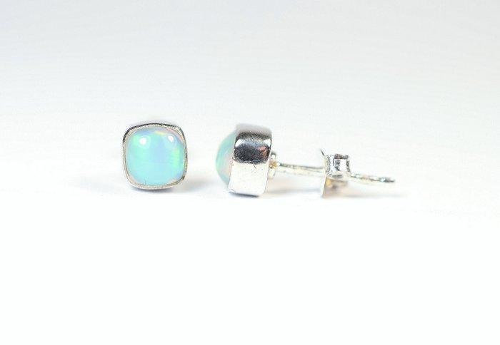 Ethiopisch Opal / Welo-Opal 2 oorstekers / cabochon / nieuw-, Verzamelen, Mineralen en Fossielen