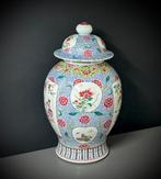 Een prachtige en mooie Chinese Famille Rose dekselvaas,, Antiek en Kunst