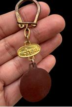 Vreemde sleutelhanger van hars in de vorm van een