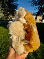 Verbazingwekkende Mesoliet met oranje Stilbite. Kristal op