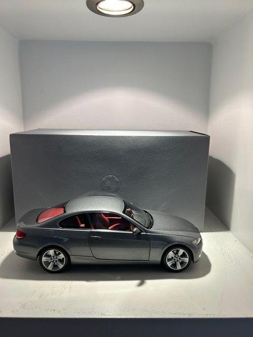 Kyosho 1:18 - Modelauto - BMW 3 Series E92 - Dealer Editie, Hobby en Vrije tijd, Modelauto's | 1:5 tot 1:12