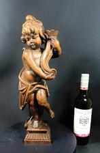 sculptuur, cherub/putto holding a decorative cornucopia - 42