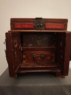 Petite armoire en bois chinoise avec sculpture sur bois. -, Antiek en Kunst