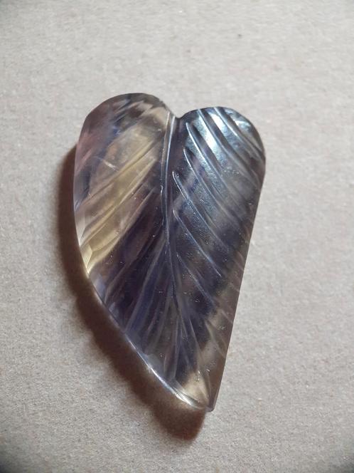 Handcarved Fluorite : leaf bluish grey - natural fluorite 38, Handtassen en Accessoires, Edelstenen, Verzenden