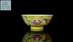 Een Chinese famille rose kom met bloemen op gele ondergrond, Antiquités & Art
